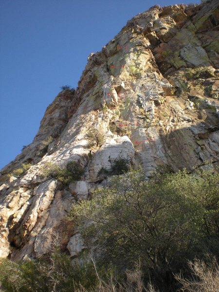 Photo of route with the following features marked:<br>
1) First pitch corner<br>
2) Belay on top of P1<br>
3) Finger crack of the second pitch<br>
4) Crack/chimney of the third pitch<br>
5) Bombay chimney of the fourth pitch (route crux)