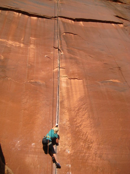 Jennilyn making the start of Coyne Crack look so easy with her tiny hands