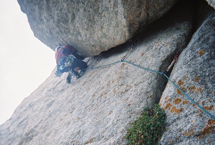 Feet set high to pull up to move around the corner