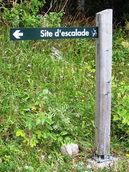 The sign showing the trail access to Combeauvieux from the parking lot.