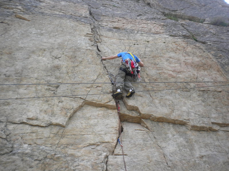 Leading Hole in The Rock, Ogden Canyon.<br>
Plenty of places for protection(some people even clip the wire).