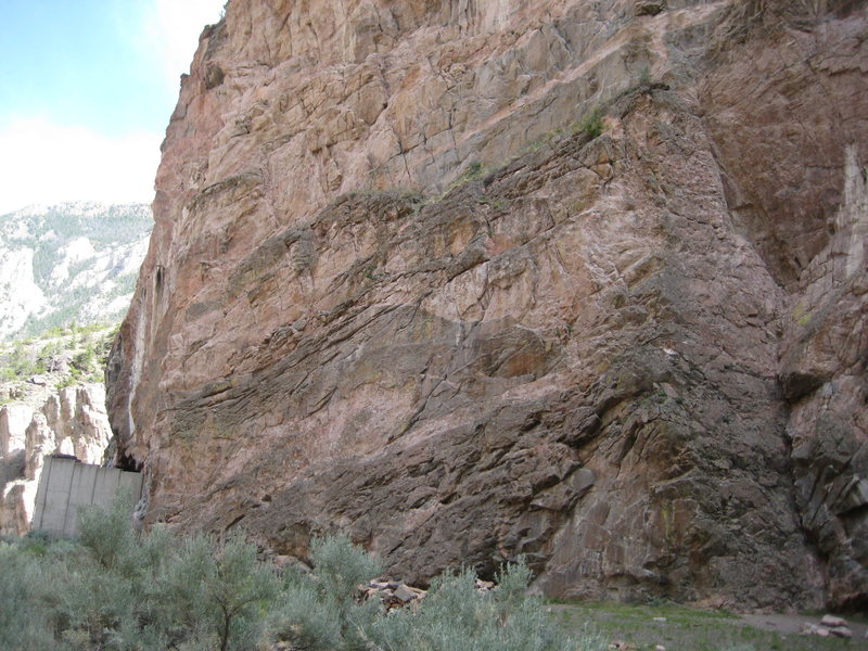 view of tunnel wall, Bitch with broomstick follows ramp to the right. Community service starts just to the left of it. Aah..Wrikey starts right of the crack/corner at the edge of the photo.