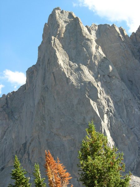 The first 5 pitches ascend the smaller tower on the left side, eventually gaining its summit. Pitch 6 leaves the small tower and climbs a straight sweet splitter system up to a slabby belay. Pitch 7 gains the summit.