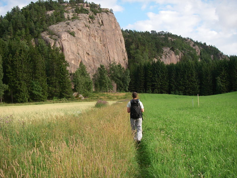 Approaching Hallinden, one of many fine crags in Bohuslan.