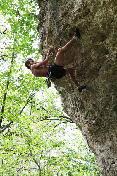 Flavio with a heel hook clipping the anchors on Gravity Amp>