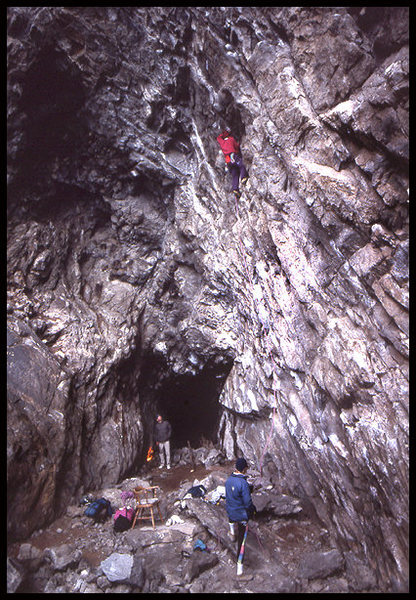 Main Cave 1990, before the floor.<br>
Photo by Blitzo.