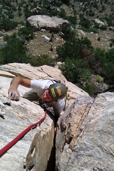 Climbing the splitter crack at the top of pitch 1. Wide hands, not quite fist.