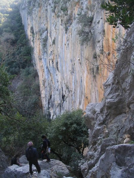 The sector Cennet as seen from the top of the hill. People are standing at the base of Angel and Mermaid. Orange rock on the right side is where Cehennem is.