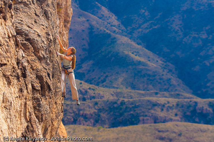 Leah Sandvoss on Techno Savage (5.10-), The Ruins, Sedona, AZ<br>
Photo by Andre Kiryanov