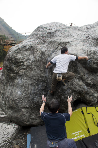 A fun V3 on the Melting Softcream boulder.  There are many variations to this problem.