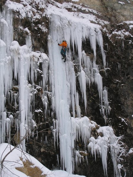 Burt L. leading "Eagle Eyes" Dennis's quarry right side, Wyalusing 12-29-10.  this thing came into super shape for leading.  I left a V-Thread on top.