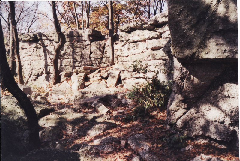 Short easy wall suitable for bouldering.