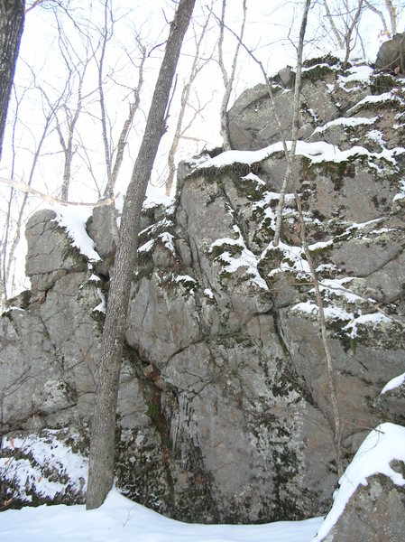 East off the trail by the main wall is this dirty 20-25 foot wall. Might have a few lines.