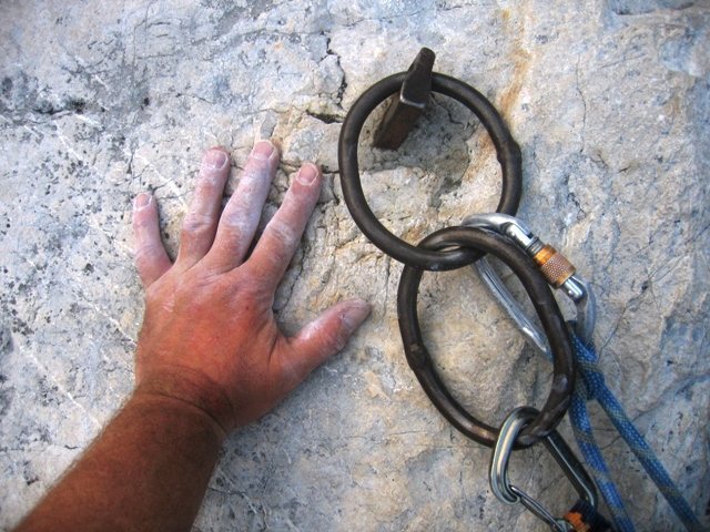 Large rappel/belay anchor atop Fessura del Bonjo