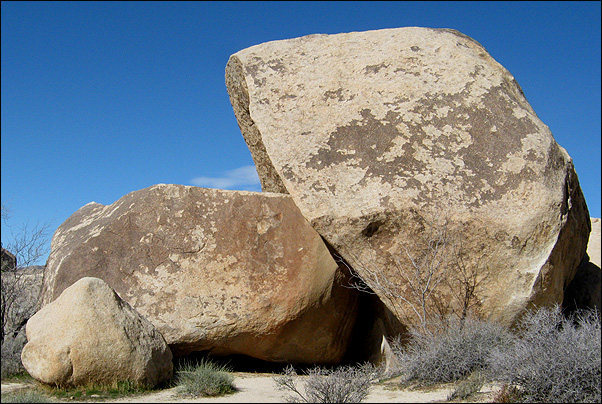 Shipwreck Boulder east side.<br>
Photo by Blitzo.