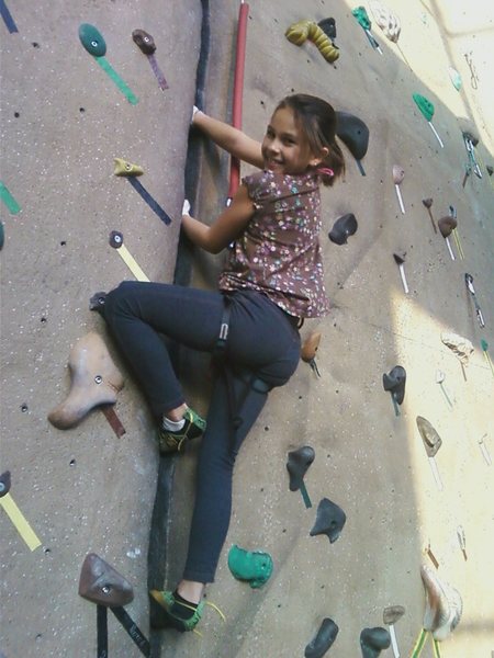 Mia Aguon age 9 learning the art of "crack climbing"!! (FULL fist jams/stacks, and foot jams)