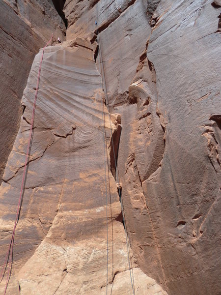 Red rope on left hangs on "Lieback",<br>
Blue rope on right hangs on "Right of Lieback".