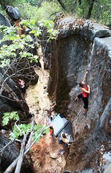 All American Crack, V2, at Columbia College in the Western Sierra of California (photo by Jim Thornburg)