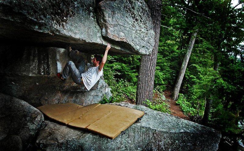 'Overlooked' v4, in the rain - Trailside Boulders