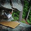 'Overlooked' v4, in the rain - Trailside Boulders