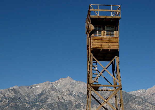 Manzanar guard tower and Mt. Williamson.<br>
Photo by Blitzo.