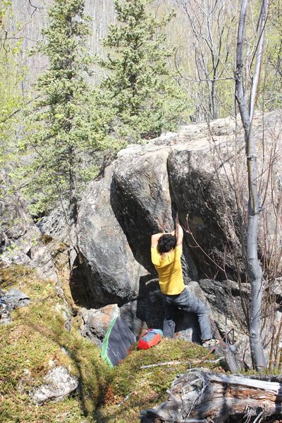 Dave on Unnamed Fingercrack on Cavitation Boulder V2/3