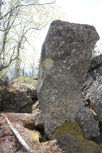 This is the Tombstone Boulder. The problem on the pictured face is an Poser V2/3. Backside Grind is on the east face, or the left side(not visible) face in this pic, just west from Bear Rape.