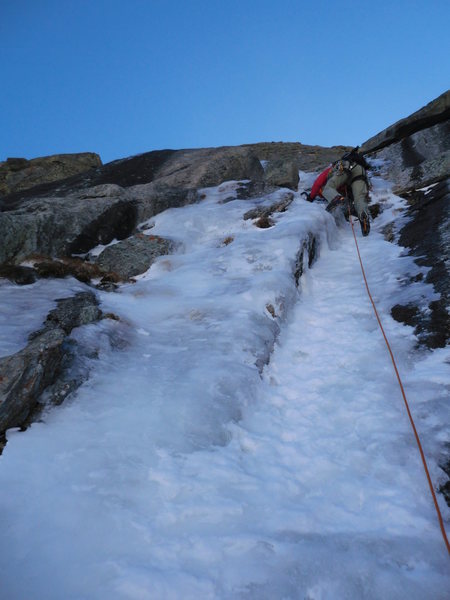 Carl Pluim leading pitch 3 ice on "Concrete Shoes".