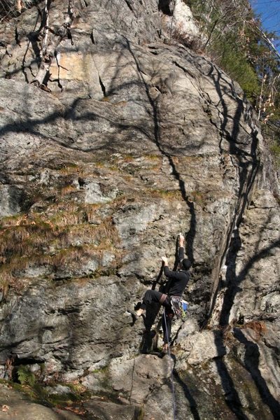 Jared starts up the steep crux start, while i, the belayer... shoot pictures?... that doesnt sound right...