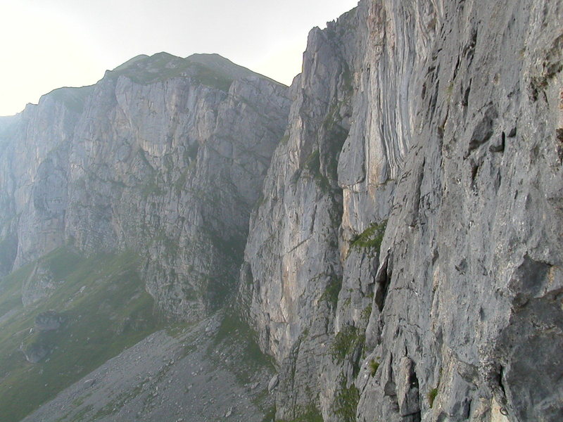 The cliffs of Ruogig on the western side of the Klausenpass