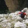 Scramble finish above the steep chimney on pitch 8 of Via Rossi - Tomasi