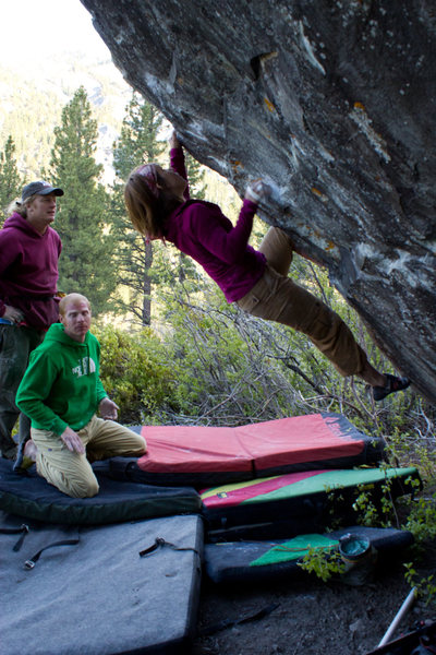 Lauren on the White Kong Boulder, near Markleeville. See Noah Kaufmann's blog for the beta