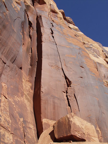 A closeup of the Oblique Crack