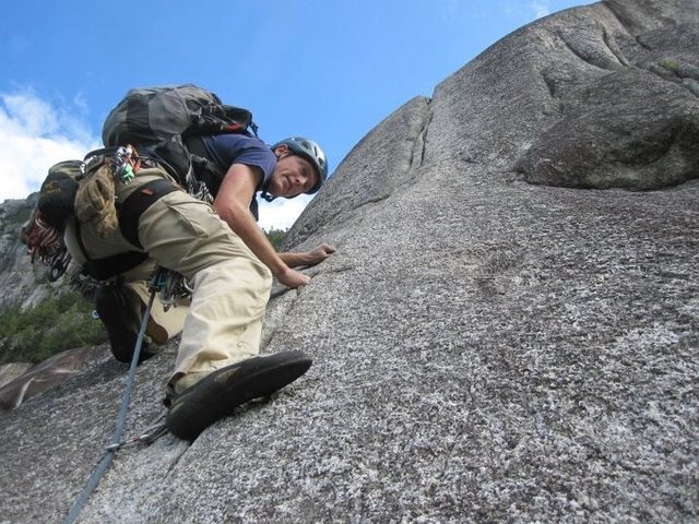 Climbing Calculus Crack in Squamish 4th pitch right before the crux.