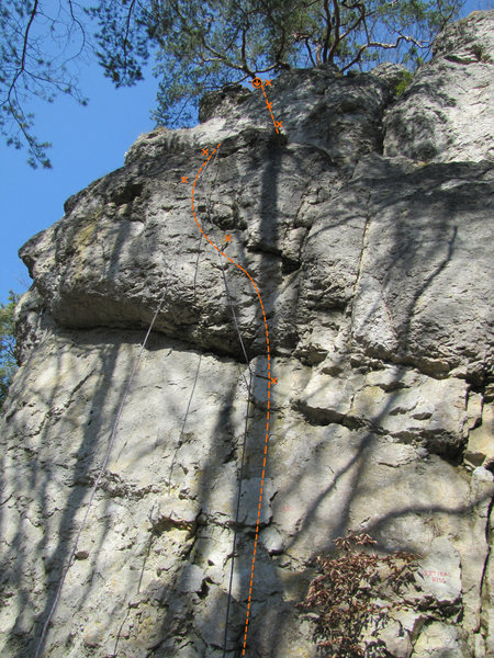 The break in the topo is because there is a ledge that you can stand on. The route continues as marked.