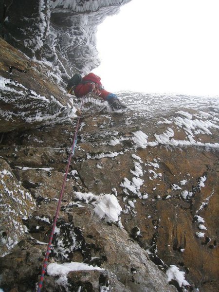 What would the crux on gully #2 have been looked like in not-so-good seasons. Dr Fangyuan Chang dry-tooling the ice-less steep rock terrain at the very same position as the 2 "white" 2005 photos on 2008 Valentine's day.  Photo kindly provided by Hsiaomo Chen, aka "k2mo" or "Laughing devil"