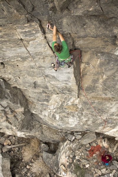 Matt Lloyd sending Idiot's Roof after cleaning it up and adding anchors (I didn't add any bolts to the route, those bolts were there when I arrived).<br>
<br>
Photo by Keith North.