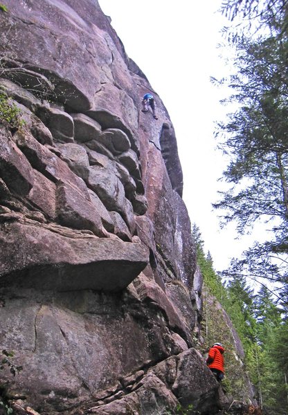 Eric Hirst at the top of Rice krispies (5.10c), making a 5.10 traverse move into An act of strange boar (The Pork Fried Rice continuation). One can lower off from the anchors before doing this traverse. 