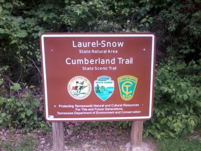 Sign at the entrance of Laurel-Snow