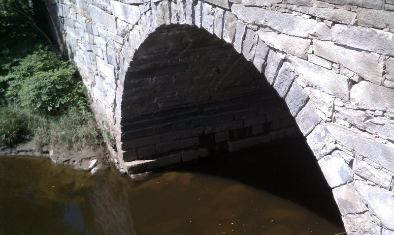 sick arch...untamed.<br>
Water Street, Augusta, Maine<br>
Route 104 bridge over Bond Brook<br>
trad