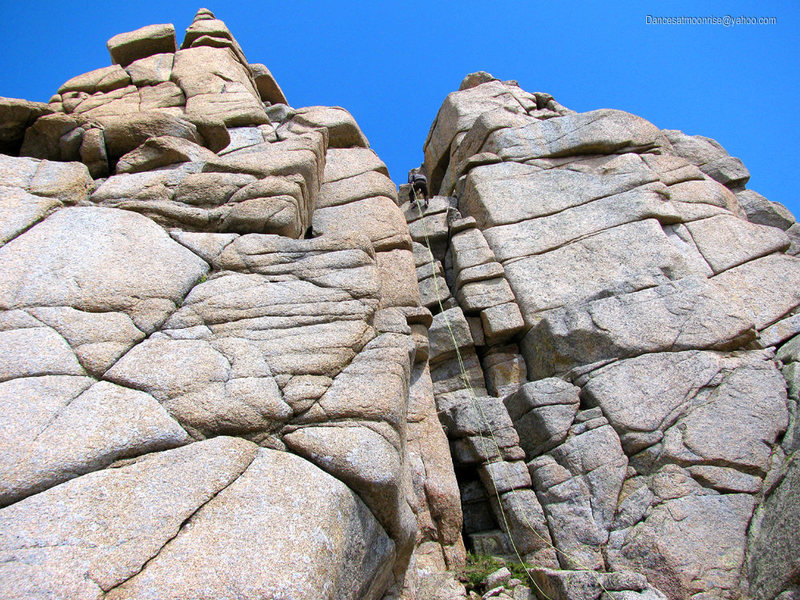 Ascent and descent along the central west-facing weakness.