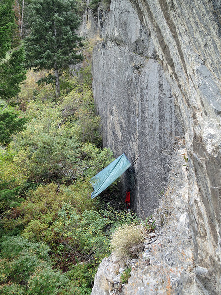 Improvised rain fly on an off-and-on rainy Saturday at <em>[[105822030]]</em>.<br>
<br>
Photo by Thomas Holmes.