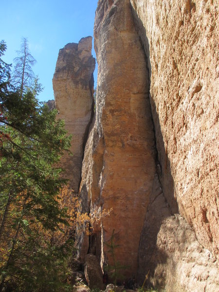 Crossbow Chaos Theory climbs the center of the left face of the huge dihedral.