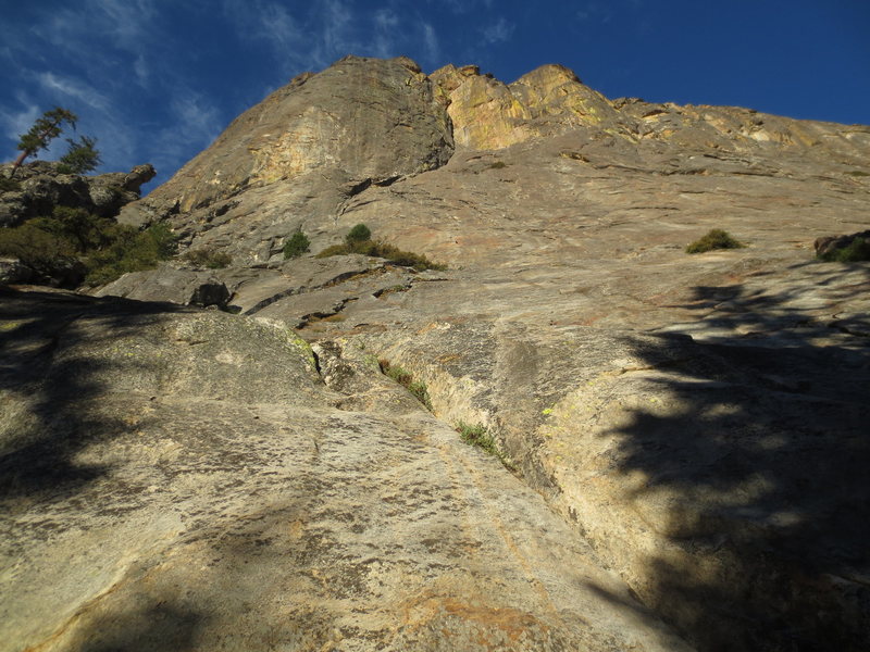 The siege follows the prominent crack system  in the middle and exits via a great OW (left of the prominent chimney).