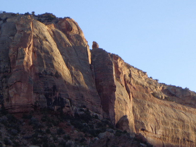 Ronin climbs this corner below the notch then winds around through the notch to face climb up the other side.<br>
