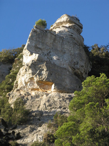 Covallonga (the route) climbs the middle of the face all the way to the top.