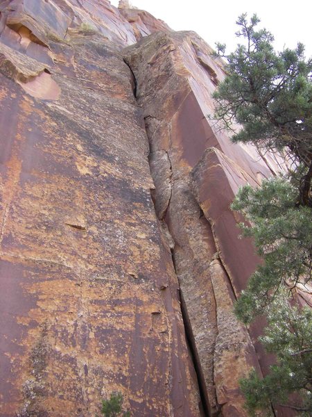 Marginal photo pre-FA. The upper crack and anchors can't be seen.