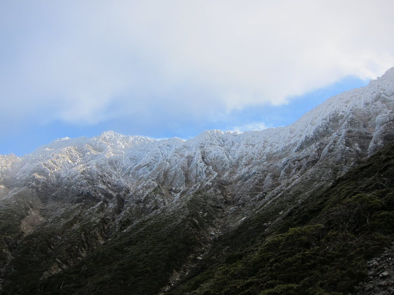 Just below the saddle between Yuanfeng and Paiyun, near the beginning of the climb (looking northeast)