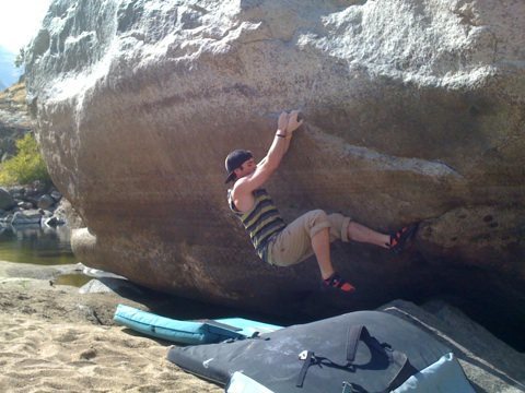 Kern River canyon bouldering:<br>
Ryan on Shipwrecked V5