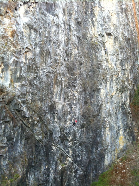 Josh cleaning/bolting Chariots on Fire .11b/c and Bill Price working his magic on another new line. Wreckage Wall, Auburn Quarry, CA.<br>
<br>
[This wall has since been called Twin Towers.]